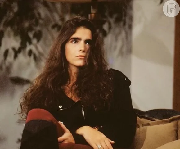 Um retrato em plano m&eacute;dio de Malu Mader em uma livraria de rua no Leblon.