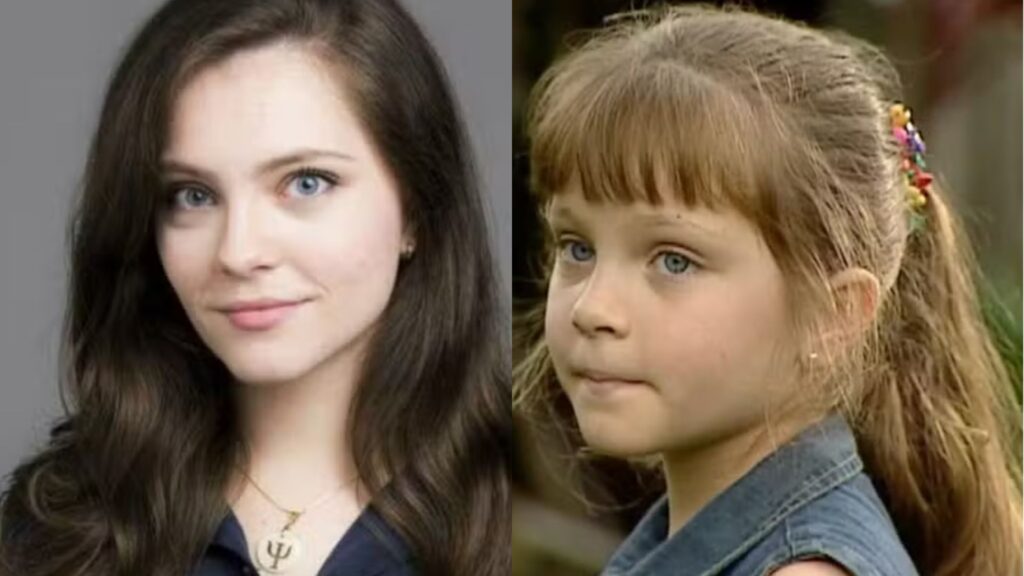 m retrato contempor&acirc;neo de Cec&iacute;lia Dassi em seu consult&oacute;rio, sentada em uma poltrona de tecido cinza com uma estante de livros de psicologia ao fundo.