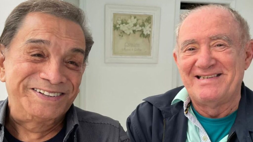 Ded&eacute; Santana sentado em um camarim de circo, em frente a um espelho com l&acirc;mpadas amareladas.