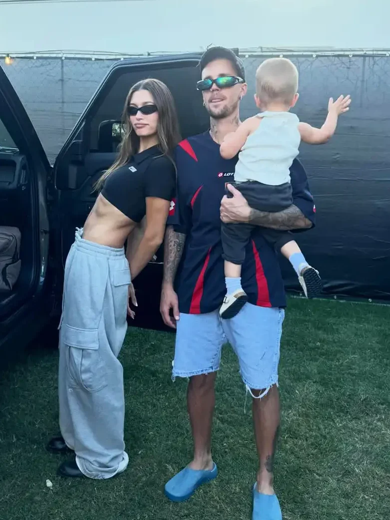 Justin Bieber faz retorno hist&oacute;rico no Coachella 2026 ap&oacute;s hiato por sa&uacute;de. Entenda como Hailey Bieber ajudou na transforma&ccedil;&atilde;o do cantor para este show.