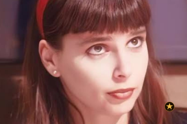 uma imagem em preto e branco de Lídia Brondi como Solange Duprat em Vale Tudo,