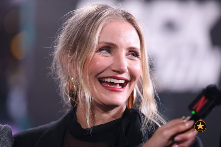 Cameron Diaz em um enquadramento médio, iluminada por uma luz natural suave de fim de tarde.