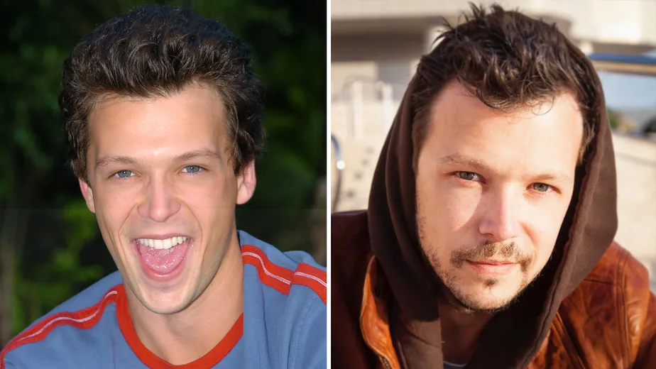 Um retrato de Guilherme Berenguer hoje em um set de filmagem em Los Angeles. Ele est&aacute; usando um bon&eacute; escuro, fones de ouvido profissionais no pesco&ccedil;o e observa atentamente um monitor de v&iacute;deo enquanto segura uma prancheta.