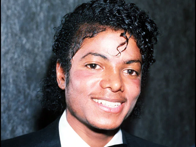 Entenda o processo real da transforma&ccedil;&atilde;o de Michael Jackson, desde o acidente de 1984 at&eacute; o diagn&oacute;stico de vitiligo e as cirurgias no rosto.