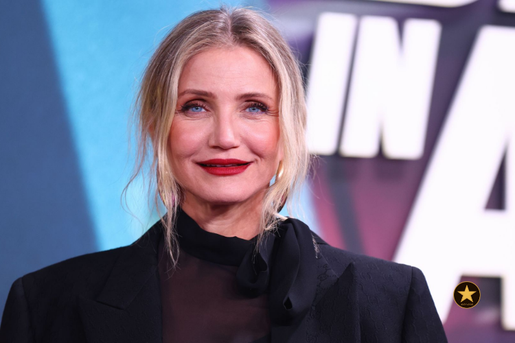 Cameron Diaz em um enquadramento médio, iluminada por uma luz natural suave de fim de tarde.