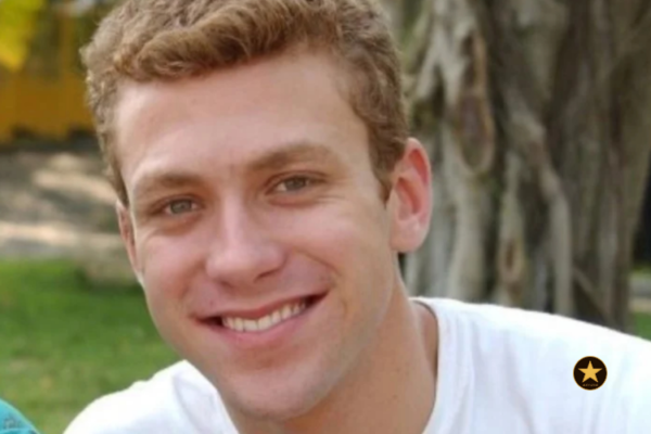 Um retrato de Sérgio Hondjakoff hoje, sentado em um banco de madeira em uma praça tranquila de Resende