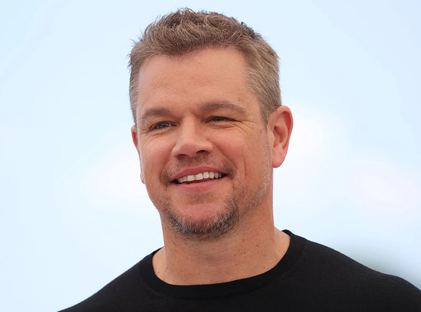 Matt Damon choca ao retornar como Brett Kavanaugh no SNL; Aziz Ansari também volta