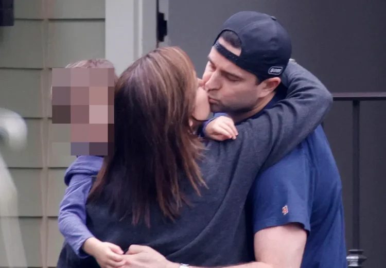 Dianna Russini é vista beijando o marido após escândalo com Mike Vrabel