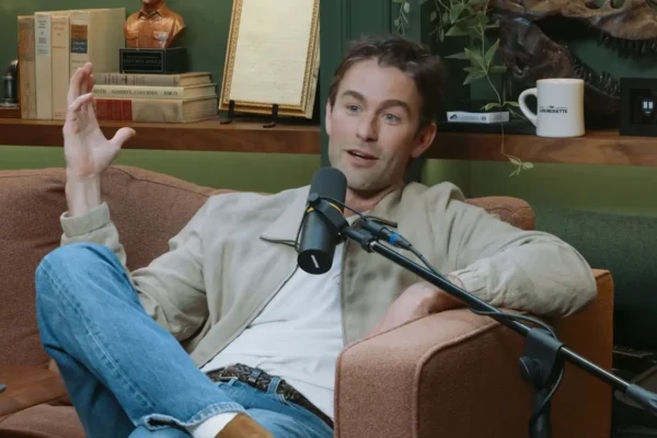 ator da netflix dando entrevista
