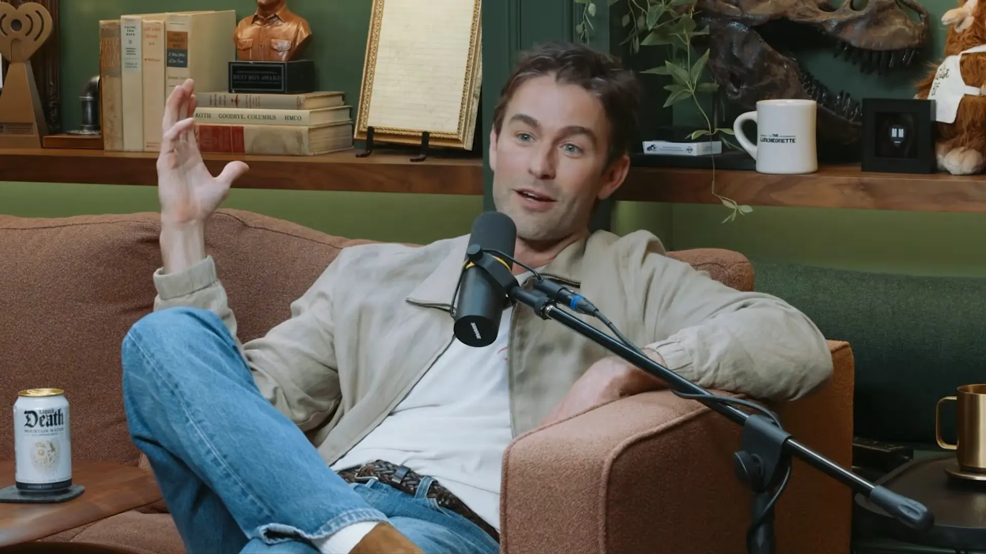 ator da netflix dando entrevista