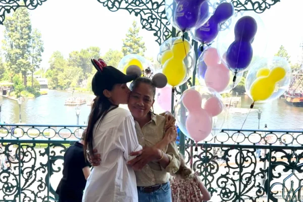 mulher com sua filha no parque da disney