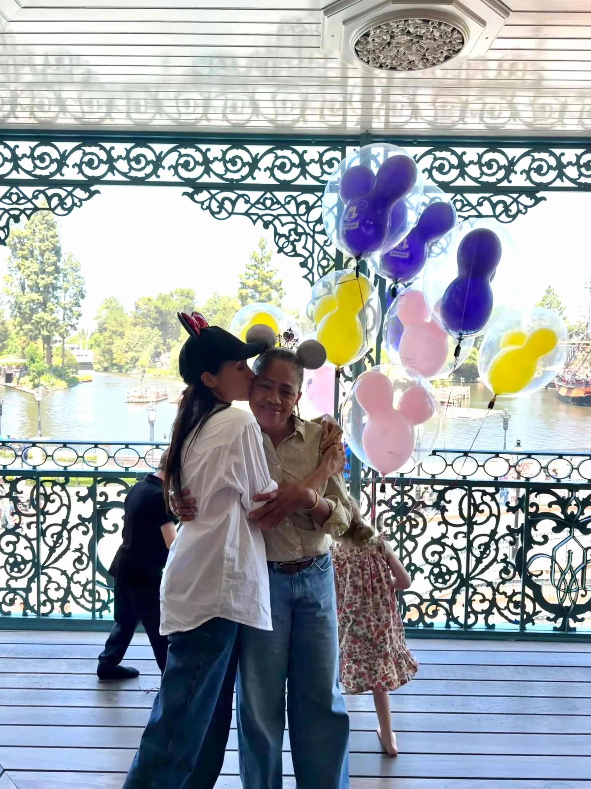 mulher com sua filha no parque da disney