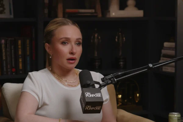 mulher dando entrevista e chorando