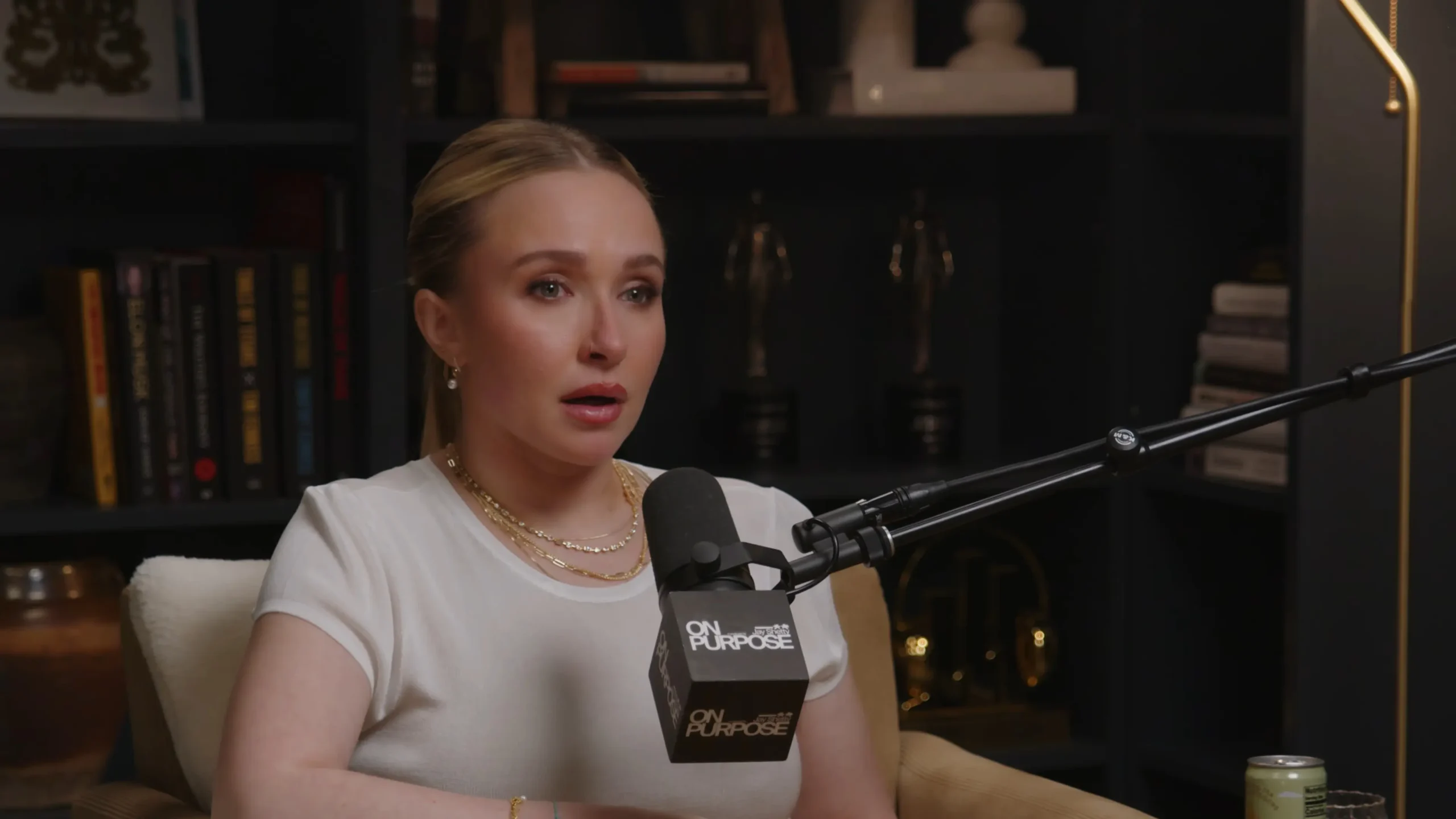 mulher dando entrevista e chorando