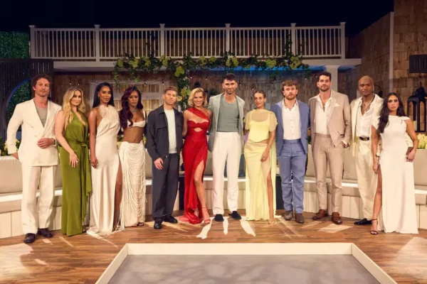 mulheres reunidas com looks de luxo