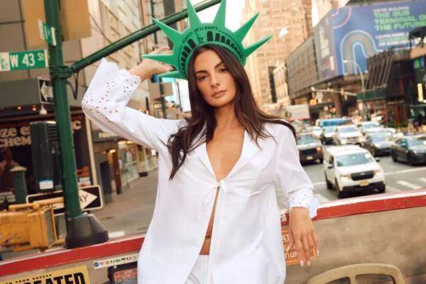 mulher com estatua da liberdade