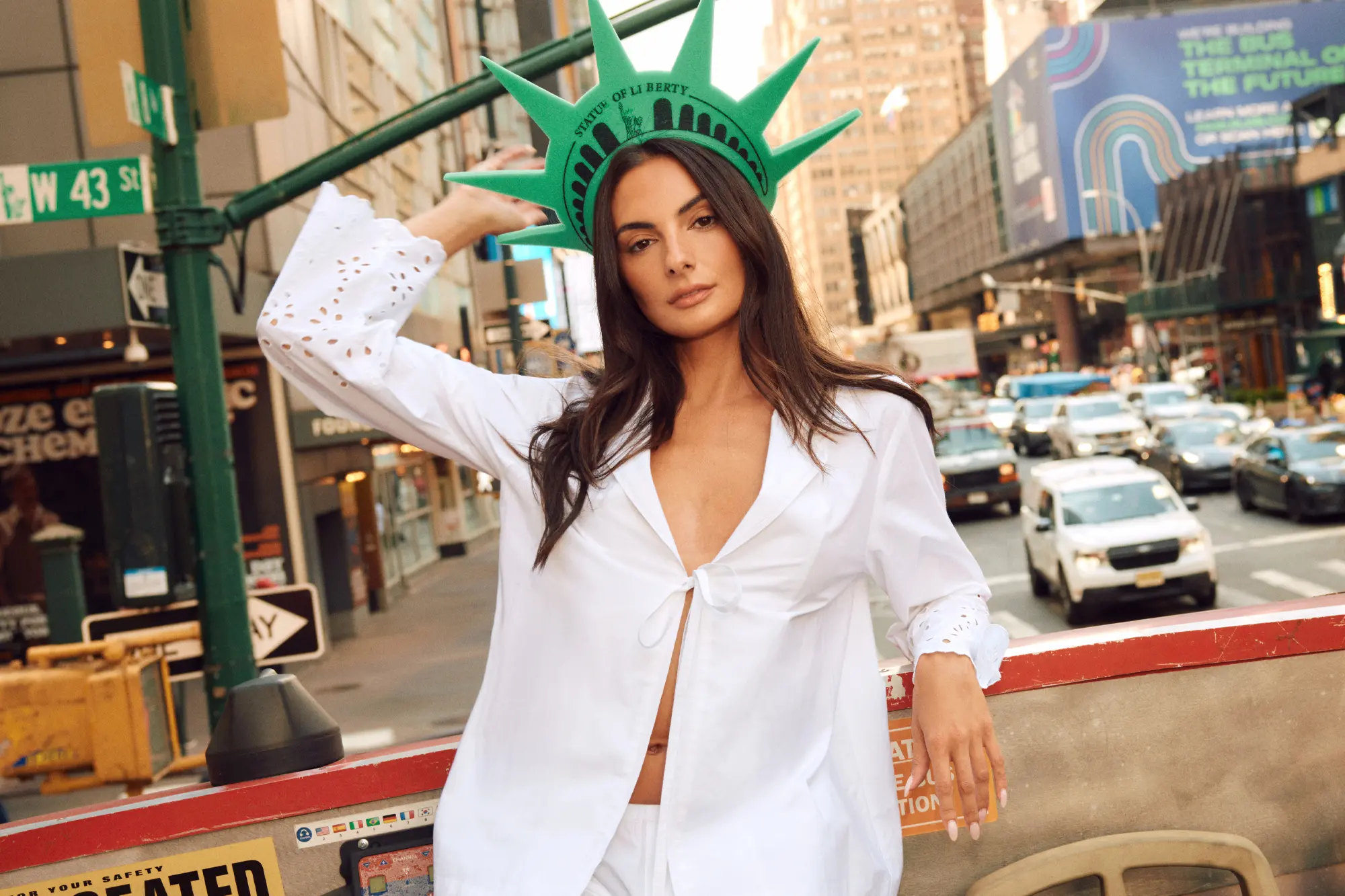 mulher com estatua da liberdade