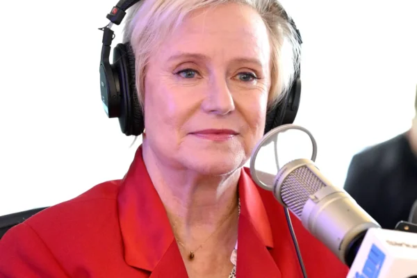 mulher de idade dando entrevista em podcast