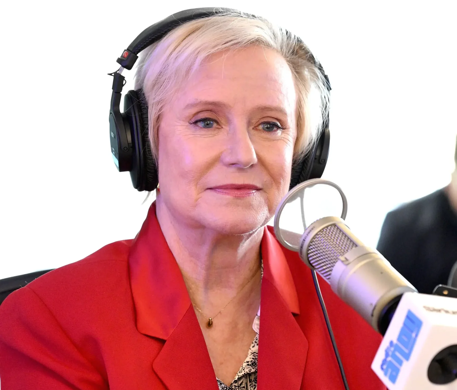 mulher de idade dando entrevista em podcast