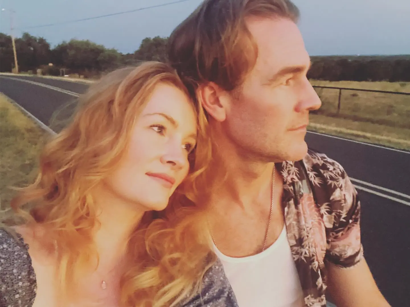 casal apaixonado abraçado