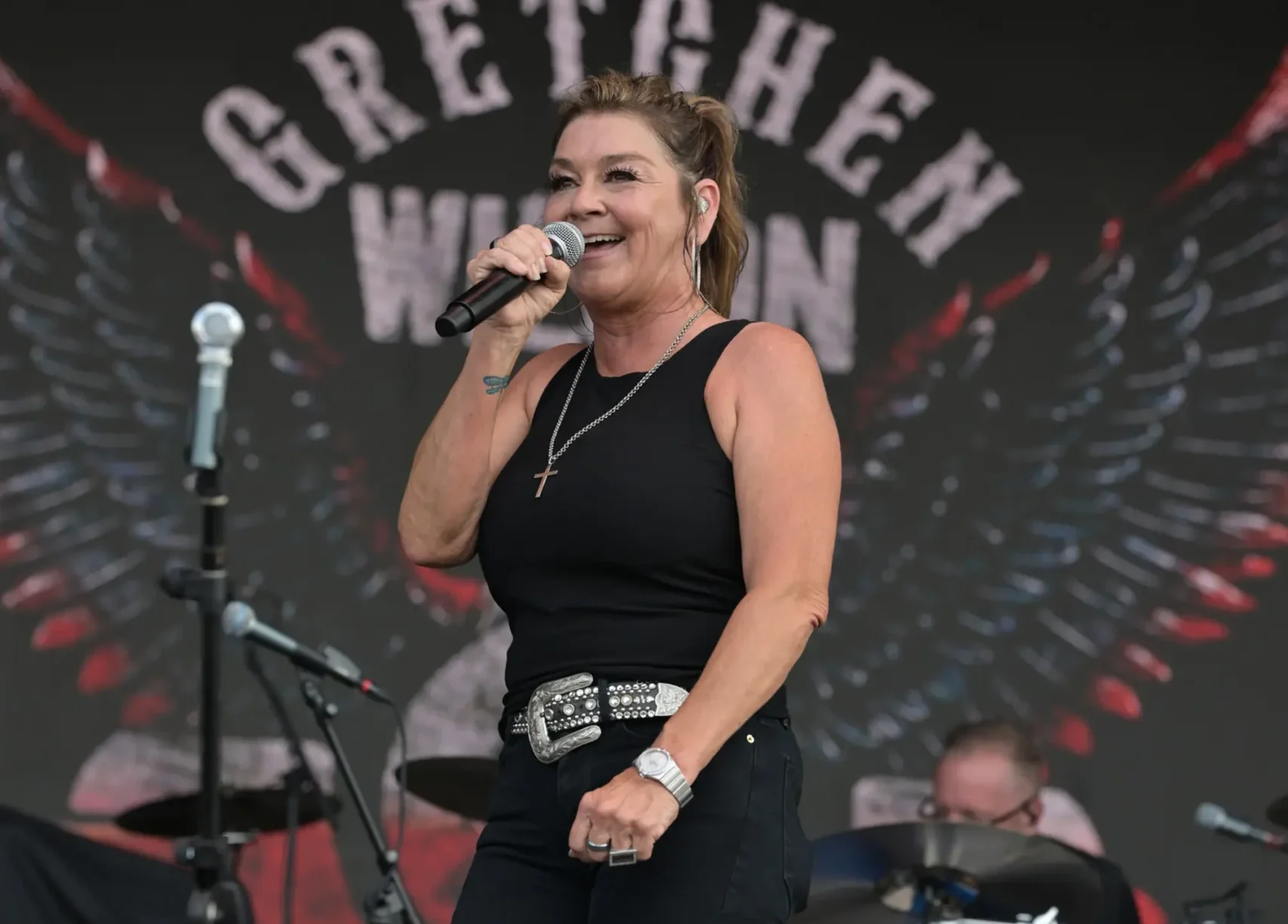 mulher senhora cantora de rock and roll